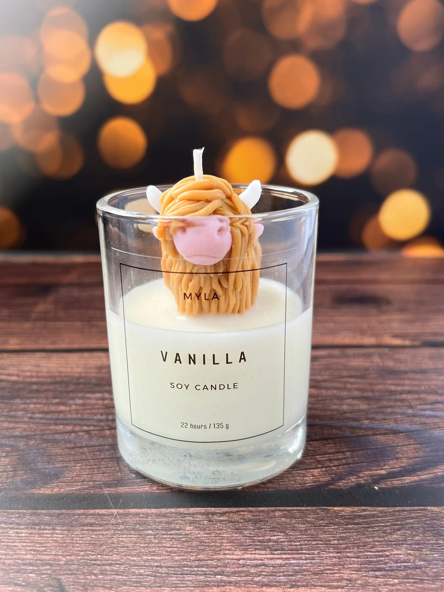 Highland Cow scented candle, 20 cl, in a glass jar with a Highland Cow wax figure, labelled Vanilla
